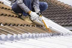 Ilustrační foto / Stavebnictví / Stavba / Bydlení / Stavební průmysl / Řemeslníci / Řemeslník / Práce / Střecha / Střechař / Taška / Pokrývač