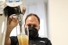 Slušné číslo, Pěkný číslo - Pivo Univerzity Karlovy, menza, konzumace, studenti, čepování, hostinský koronavirus, covid-19, rouška, respirátor