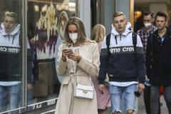 Ilustrační foto - koronavirus, covid-19, roušky, rouška, respirátor, lidi, Češi, nouzový stav