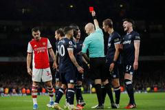fotbal, anglická liga 2021/2022, Premier League - Arsenal v West Ham United, Vladimír Coufal, červená karta
