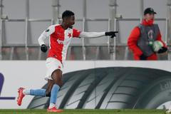 Peter Olayinka slaví gól v zápase EL Slavia - Feyenoord