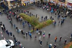 Několikahodinové fronty na vakcínu ve Velké Británii