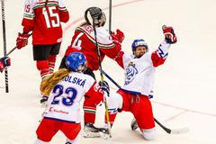 Česká hokejistka Lenka Serdar v zápase s Maďarskem