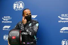 Lewis Hamilton po kvalifikaci před Velkou cenou Turecka 2021