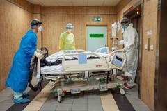 Foto / JIP / ARO / Covid-19 / FNKV / Nemocnice / Koronavirus / ARO / Nakažení / Intenzivní péče / Pacient / Očkování / Antivaxer / Neočkovaní / Zdravotník / Lékař / Sestra / Listopad 2021 / Vinohrady