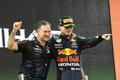 Max Verstappen a šéf Red Bullu Christian Horner se raduji z vítězství v Abú Zábí a z Nizozemcova titulu mistra světa formule 1 za rok 2021