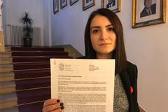 Pirátská poslankyně Klára Kocmanová s dopisem, ve kterém kritizuje polskou vládu za to, jak přistupuje k ženám, které mají zájem o interrupci.