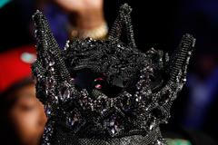 Deontay Wilder v masce přichází do ringu před zápasem s Tysonem Furym