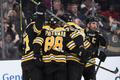 hokej, NHL 2021/2022, Detroit Red Wings at Boston Bruins, David Pastrňák se raduje s parťáky z gólu
