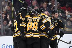 hokej, NHL 2021/2022, Detroit Red Wings at Boston Bruins, David Pastrňák se raduje s parťáky z gólu