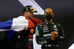 Max Verstappen z Red Bullu a pilot Mercedesu Lewis Hamilton po VC Abú Zabí F1 2021