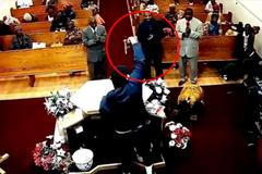 Odvážný pastor zneškodnil útočníka v kostele. Kamery zachytily jeho nebezpečné chování