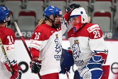 MS v hokeji žen 2021, Česko - Japonsko: Kateřina Mrázová a brankářka Klára Peslarová se radují z vítězství