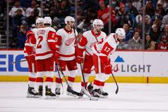 NHL 2021/22, Detroit - Colorado: Filip Hronek se spoluhráči oslavuje gól Detroitu