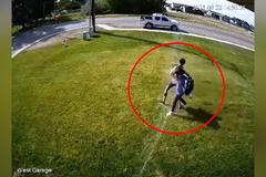 Muž vyhání neposlušné lidi ze svého trávníku. Za originální způsob sklidil kritiku