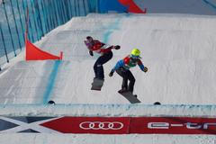 Eva Samková (v červeném) v závodě SP ve snowboardcrossu v Číně