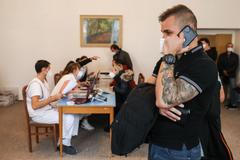 Mobilní očkovací tým, mobilní očkování, koronavirus, covid-19, vesnice, lidé, fronta, pandemie, Rohovládova Bělá, rouška, respirátor, ochrana