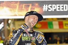 Arťom Laguta slaví titul mistra světa na ploché dráze