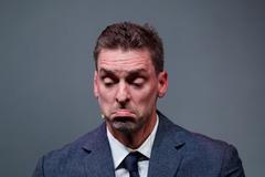 Basketbalista Pau Gasol na tiskové konferenci, na níž oznámil ukončení kariéry