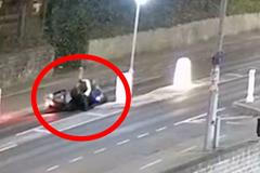 Znuděný teenager předstíral těžká zranění. Z nafingování nehody ho usvědčila kamera