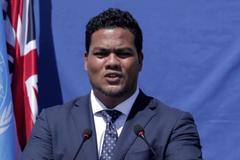 Po kolena ve vodě. Tuvalský ministr burcoval světové lídry z nevídaného místa