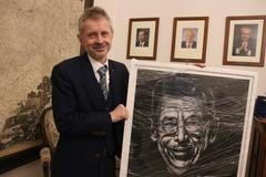Předseda Senátu Miloš Vystrčil v době rozhovoru pro Aktuálně.cz v prosinci 2021 ukazuje obraz Václava Havla, který bude mít v pracovně.