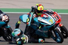 Pád Dennise Foggii v závodě Moto3 v rámci Velké ceny Algarve 2021