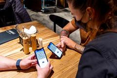 restaurace, servírka, bezinfekčnost, kontrola, telefon, covid