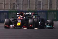 Max Verstappen v Red Bullu a Lewis Hamilton v Mercedesu bojují během VC Saúdské Arábie F1 2021