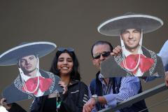 Fanoušci s podobiznami Sergie Péreze ve VC Mexika formule 1 2021