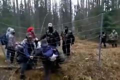 Napětí mezi Běloruskem a Polskem stoupá. Lukašenkovi vojáci násilně zasahují proti migrantům