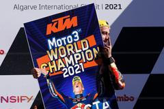 Pedro Acosta na KTM slaví ve Velké ceně Algarve titul mistra světa Moto3 v sezoně 2021