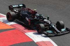 Valtteri Bottas v Mercedesu v kvalifikaci na VC Mexika 2021