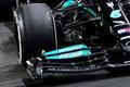 Poničený přední spoiler Mercedesu Lewise Hamiltona v cíli Velké ceny Saúdské Arábie F1 2021