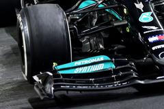 Poničený přední spoiler Mercedesu Lewise Hamiltona v cíli Velké ceny Saúdské Arábie F1 2021