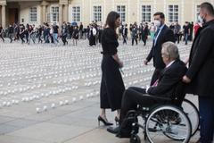 30 tisíc svíček za oběti koronaviru, Pražský hrad, pieta, Miloš Zeman, svíčky, kelímky