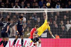 Brankář Emiliano Martinez z Aston Villy v akci v zápase v Southamptonu