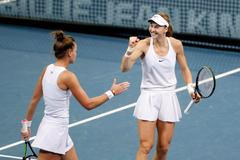 Rusky Ljudmila Samsonovová a Veronika Kuděrmětovová se radují během čtyřhry v semifinále Billie Jean King Cupu