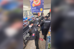 Střet policie a odpůrců roušek ve slovenském Lidlu (4. 11., Piešťany)