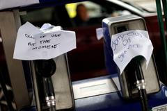 Muž s kanystrem prosil ostatní, aby mu prodali benzín. Lidé panikaří, líčí Pekárková