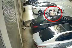 Žena se oddávala sexu na balkoně. A uklouzly jí nohy