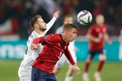 David Zima a Rauno Sappinen v utkání kvalifikace MS ve fotbale Česko - Estonsko