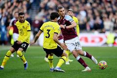 fotbal, anglická liga 2021/2022, Premier League - West Ham United v Chelsea, Tomáš Souček, Marcos Alonso