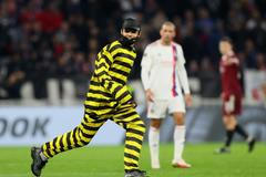 Výtržník na hřišti při zápase EL Lyon - Sparta