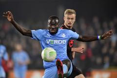 Alhaji Kamara z Randers v zápase EL s Jabloncem