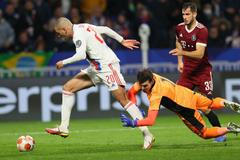 Islam Slimani dává gól v zápase EL Lyon - Sparta