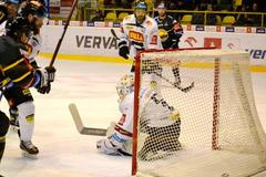 hokej, extraliga 2021/2022, Litvínov - Sparta, brankář Sparty Jakub Neužil inkasuje gól