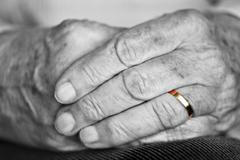 Snubní prsten, ruce, stáří, manželství, ilustrační foto