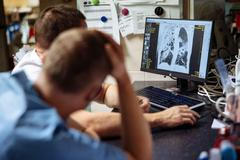 Život v pandemii - etik David Černý o rozhodování lékařů při zahlcení nemocnic