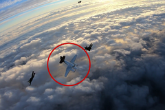 Video: "Pilot si vyměnil spodní prádlo." Parašutistům šlo při šíleném seskoku o život